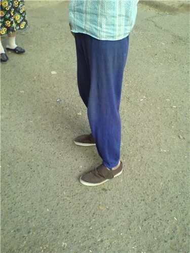 Растянутые джинсы. Растянутые брюки. Штаны с отвисшей мотней. Спортивные штаны с вытянутыми коленками. Arcteryx zeta sl.