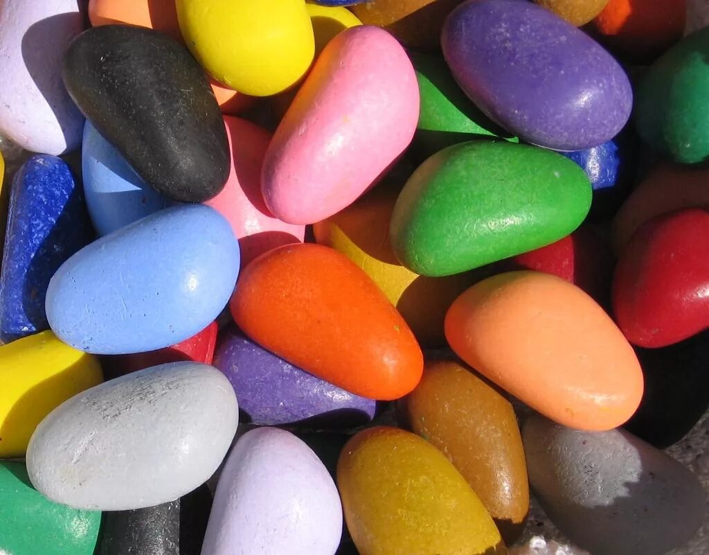 Разноцветные камушки. Изображение из цветных камней. Морская галька акварелью. Разноцветная цветная галька. Яркие камушки разноцветные.