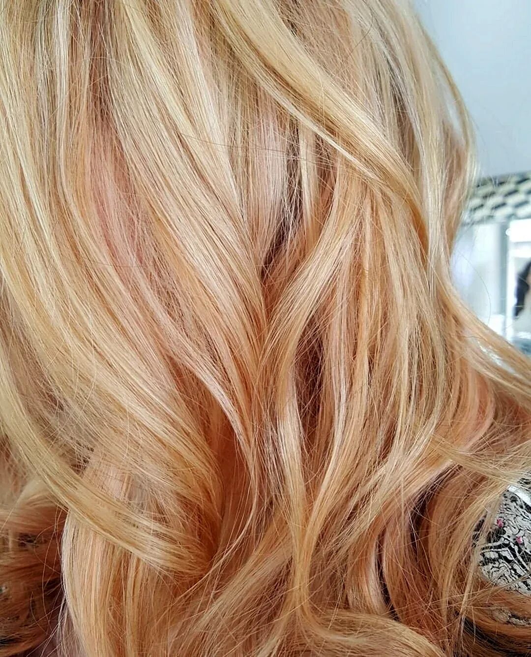 Peach hair цвет волос омбре. Персиковый блонд. Матрикс коралловый персиковый. Светло персиковые волосы. Роуз голд цвет волос.