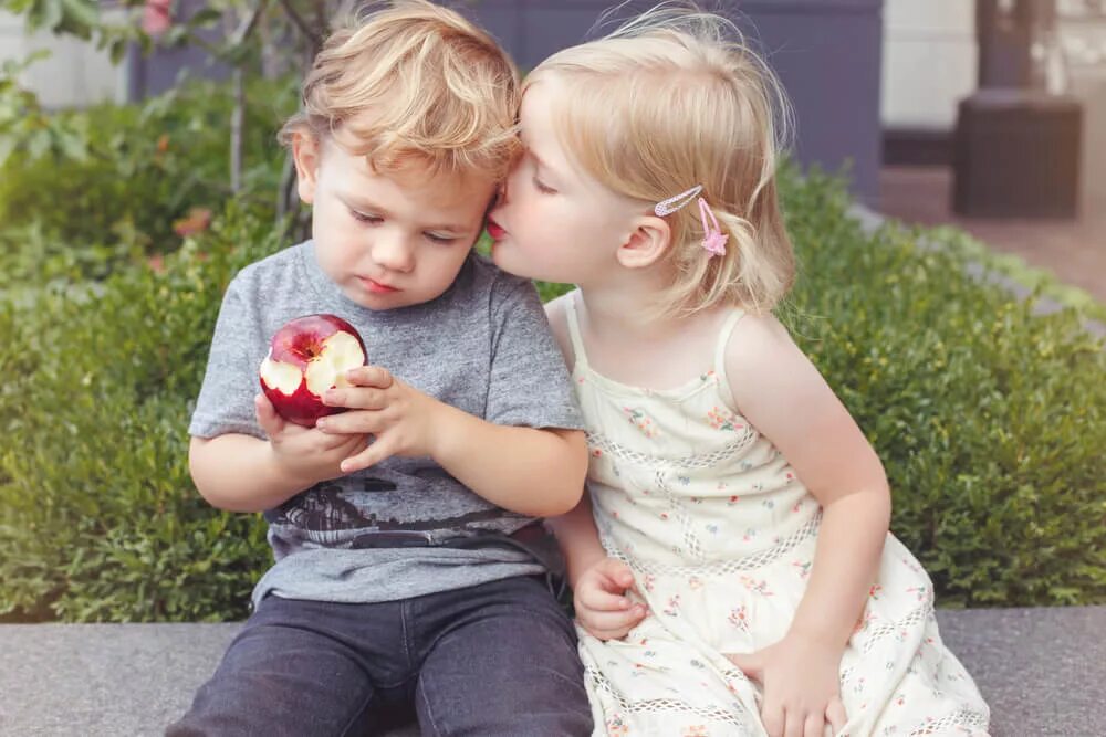 Девочки подруги. Подруги беседуют. Подруги смеются. Женщина в мужской компании. Делится с другом девушкой.