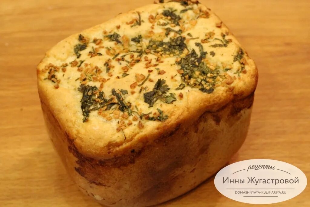 хлеб чесночный формовой. хлеб натертый чесноком. хлеб с укропом и чесноком в хлебопечке. чесночный хлеб в хлебопечке. хлеб с чесноком и зеленью.