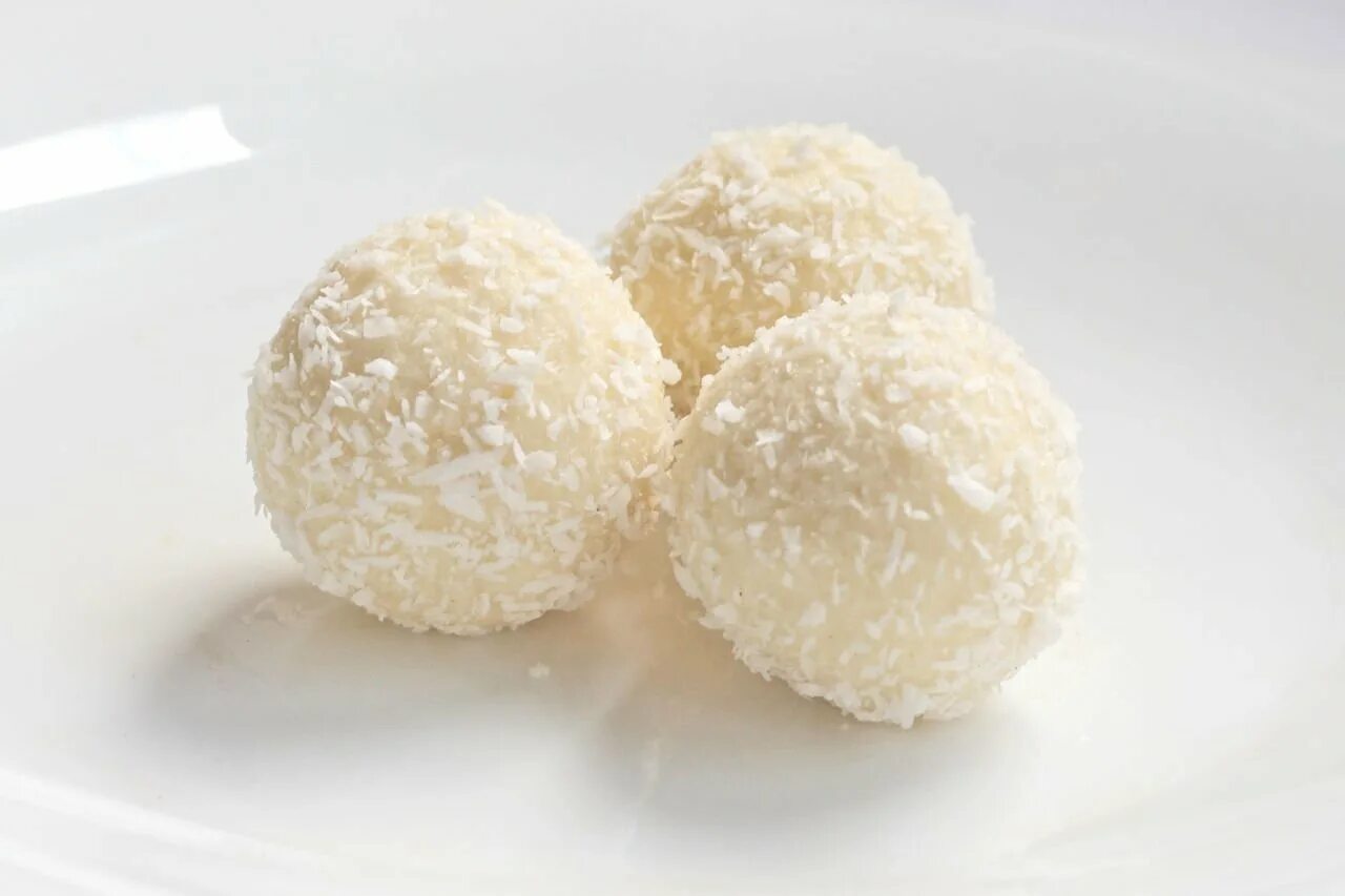 Конфеты с кокосовой стружкой. Кокосовые конфеты круглые. Круглые конфеты. Трюфели рафаэлло. Кокосовые конфеты рафаэлло.