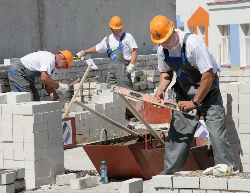 Строитель картинка. Строительная бригада. Рабочие строительных профессий. Официальное работа строителем. Строители.