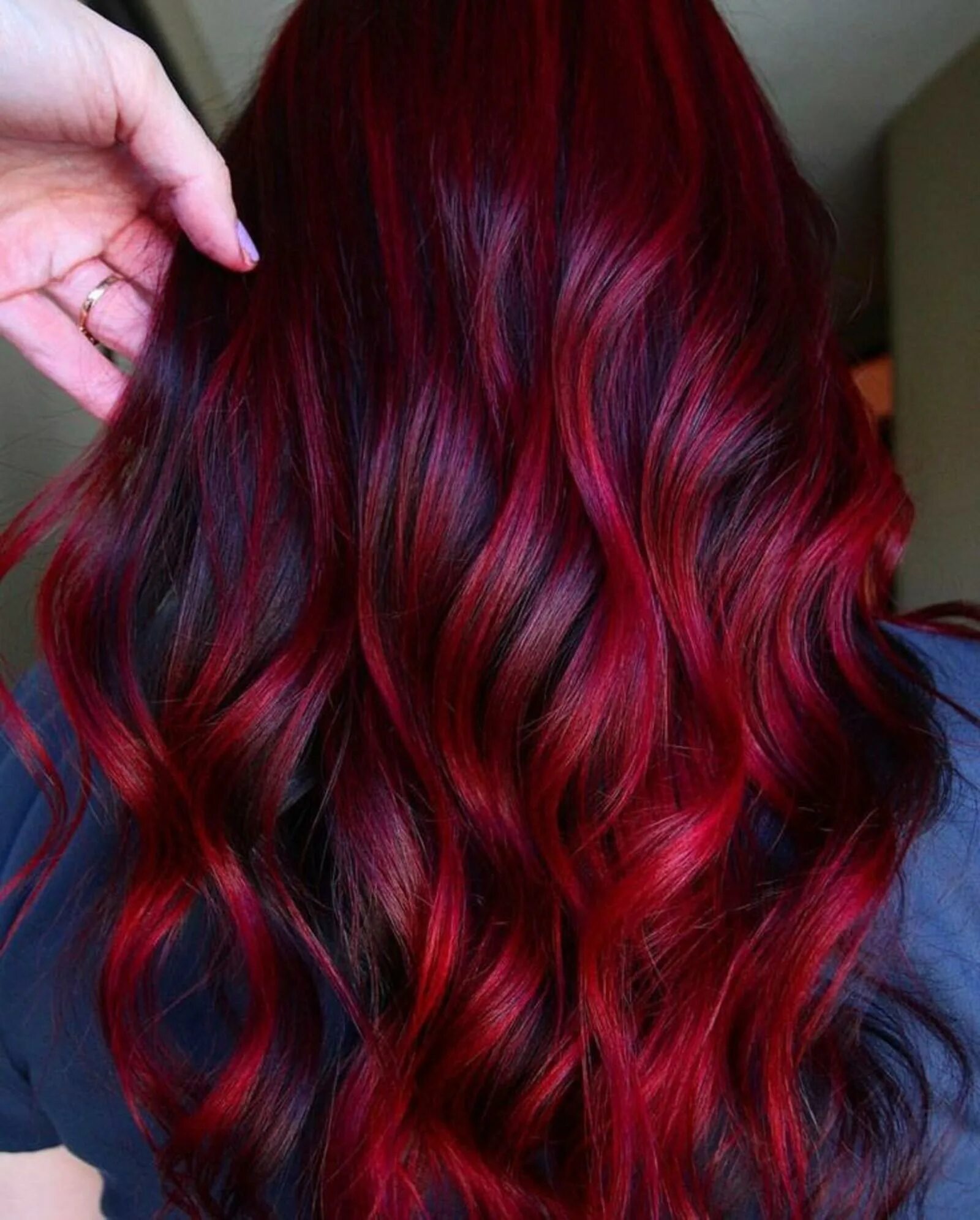 Амбре красное. Красные волосы окрашивание. Окрашивание с красным оттенком. Красное мелирование на темные волосы. Омбре с красным цветом волос.