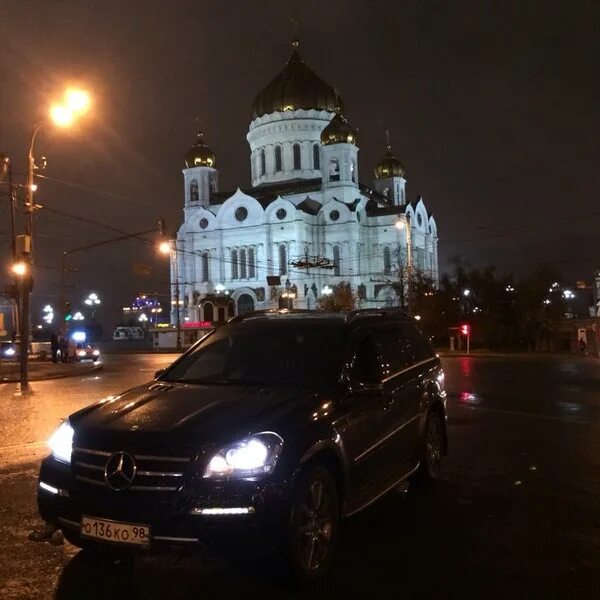 Авто храм. Машины батюшек. Машины возле храма христа спасителя в москве. Машины священнослужителей. Машина церковь.