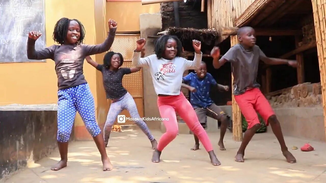 Клипы где негры танцуют. Masaka Kids africana. Танец негра. Негр танцует. Танцы афроамериканцев.