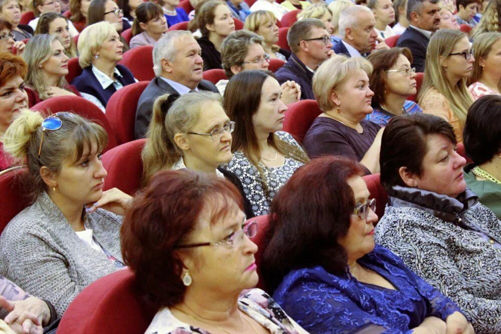 Педагогическая конференция организация. Калужская городская педагогическая конференция. Педагогическая конференция нетрадиционная. Педагогическая конференция что одеть.