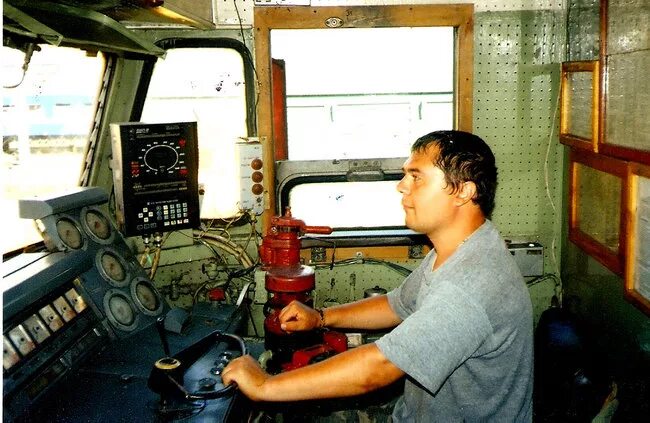 Машинист маневрового тепловоза. Машинист маневрового локомотива при выполнении работы. Тгм 4 кабина машиниста. Помощник машиниста электровоза тепловоза. Машинист поезда локомотива.