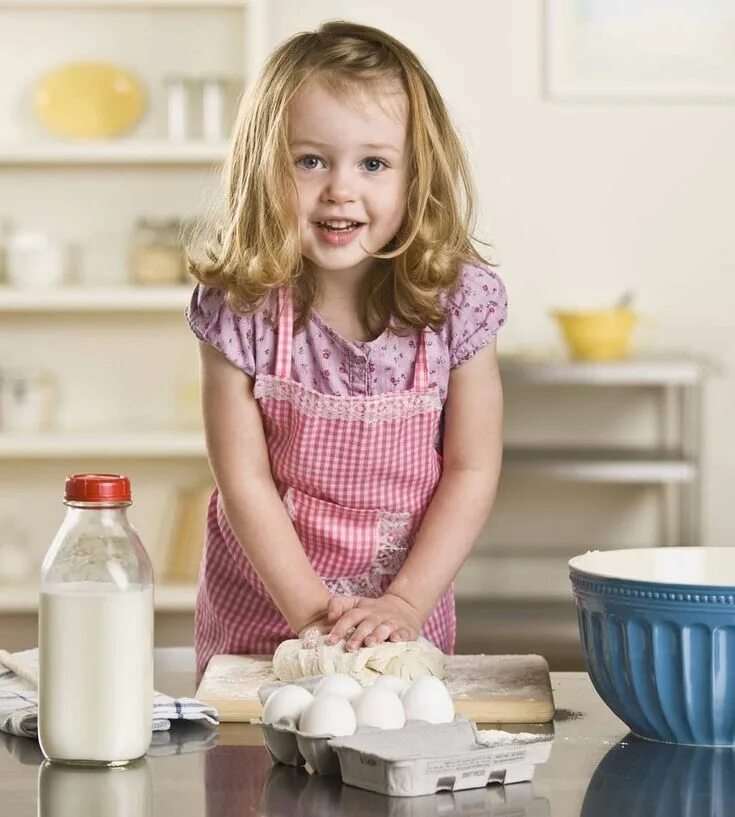 Kids cooking. Девочка помощница. Маленькие хозяюшки. Готовка с детьми. Девочка готовит.