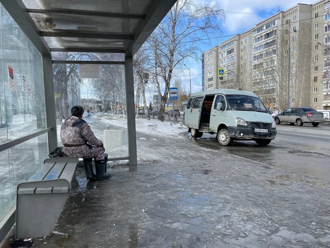 Первые остановки общественного транспорта. Остановка на остановке общественного транспорта. Остановки в верхней Пышме. Автобус.