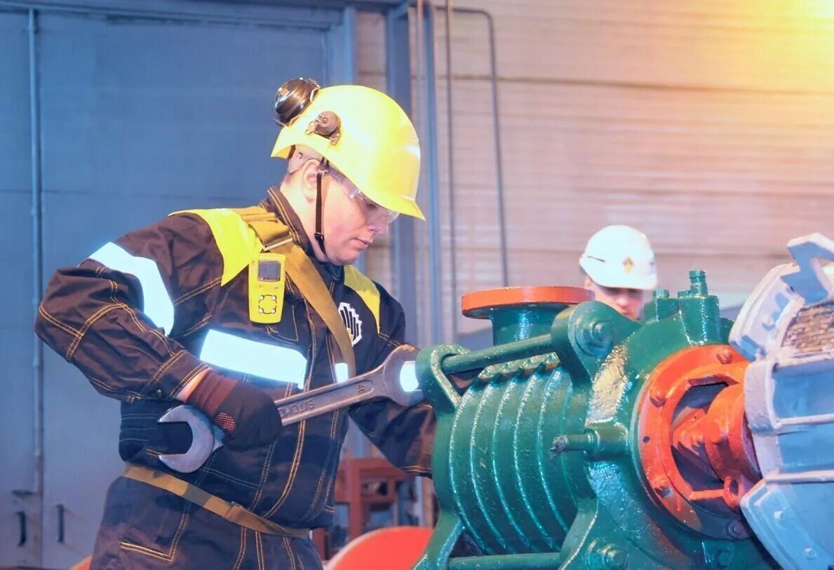 Слесарь по обслуживанию буровых установок. Слесарь по обслуживанию буровых. Оубр октябрьский. Электромонтер на буровой. Слесарь.