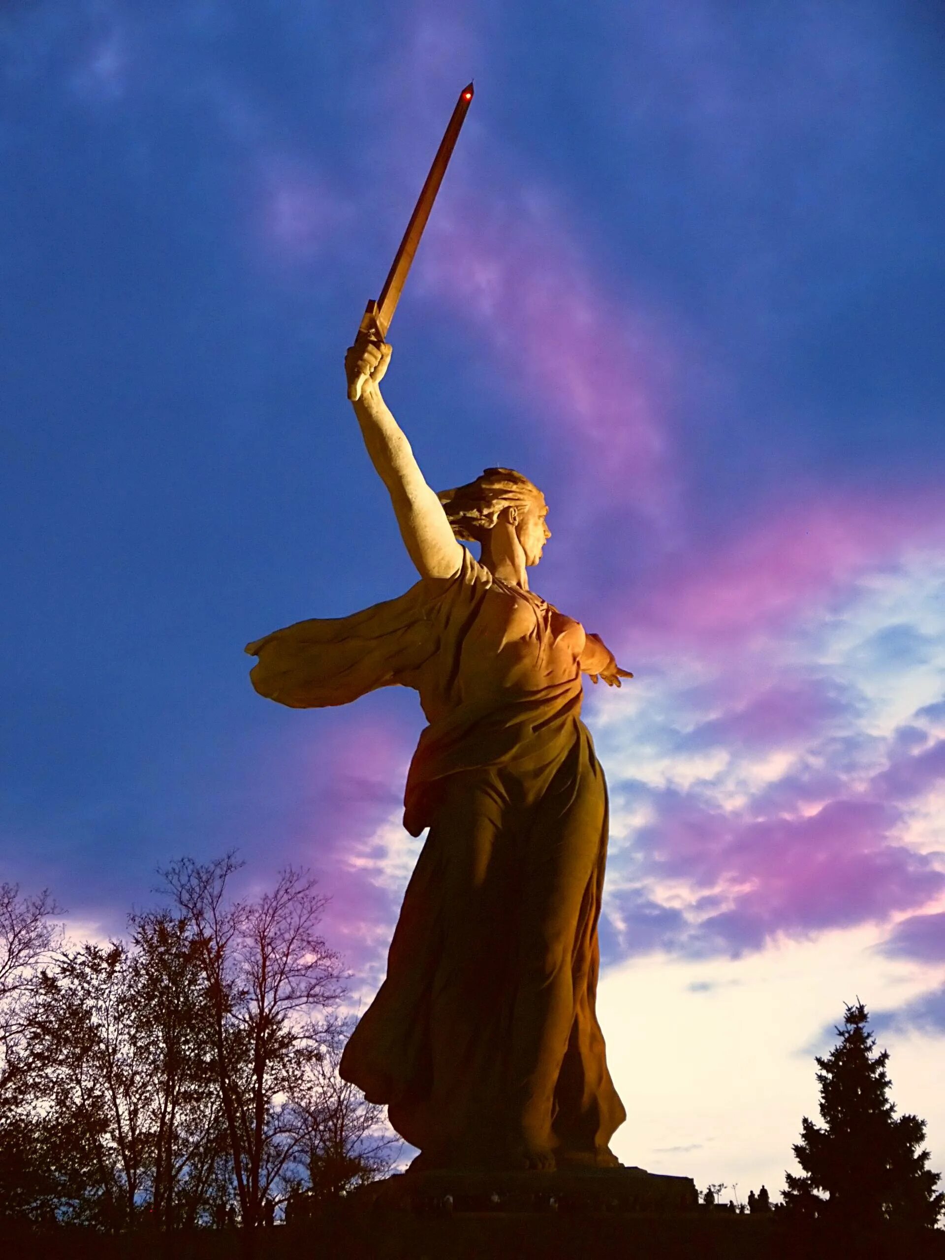 Город с памятником женщина с мечом. Мамаев курган волгоград. Город с памятником женщина с мечом. Город с памятником женщина с мечом. Город с памятником женщина с мечом.