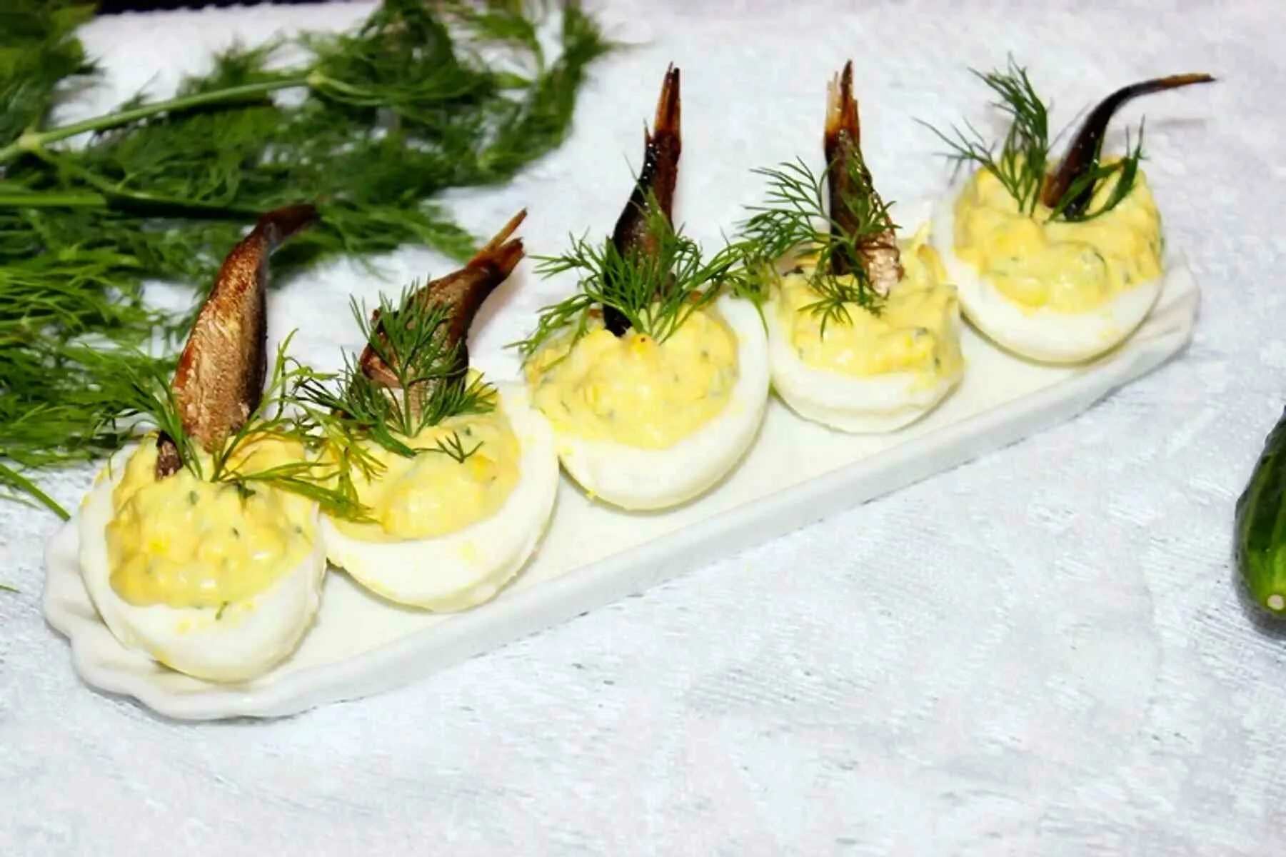 фаршированные яйца с икрой и шпротами. закуска из шпрот и яиц. бутеры со шпротами и огурцом. шпроты с желтком рецепт. фаршированные яйца с килькой.