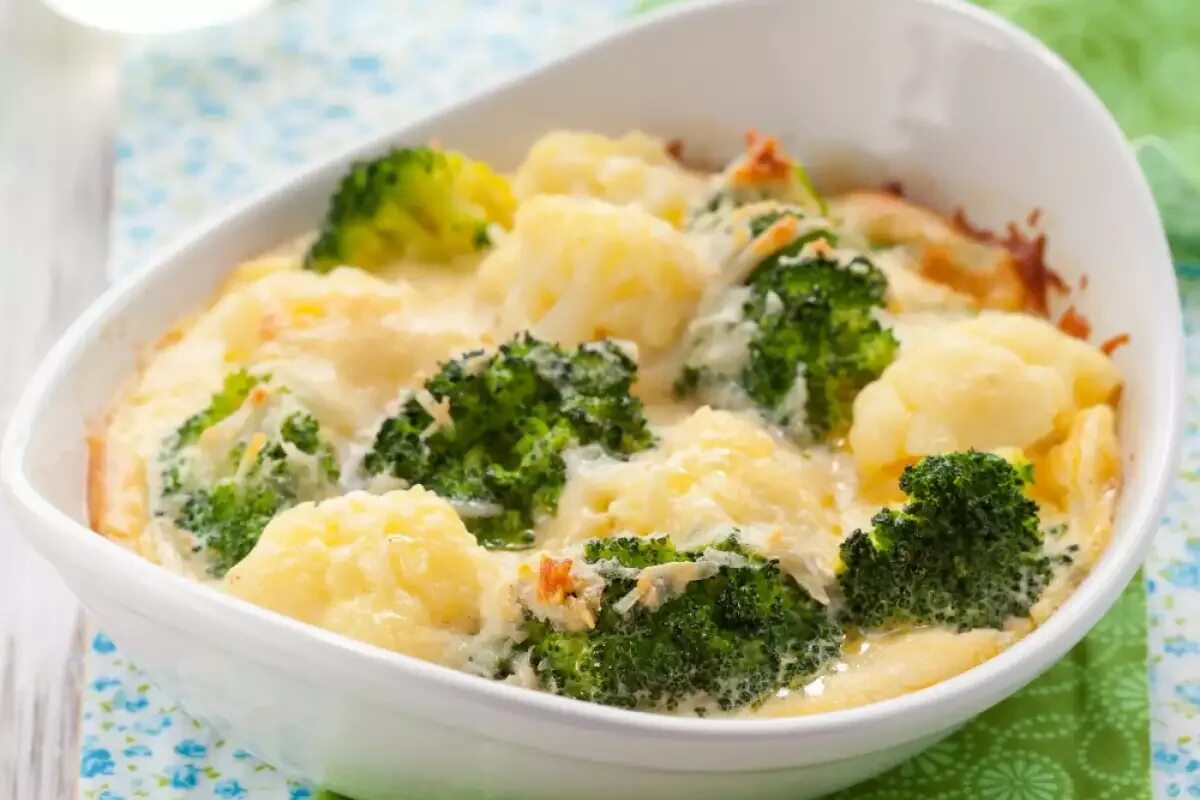 Брокколи запеченная в духовке с сыром. Гратен из брокколи и цветной капусты. Запеканка из брокколи и курицы. Цветная капуста и брокколи в духовке рецепт. Цветная капуста и брокколи запеченные в духовке.