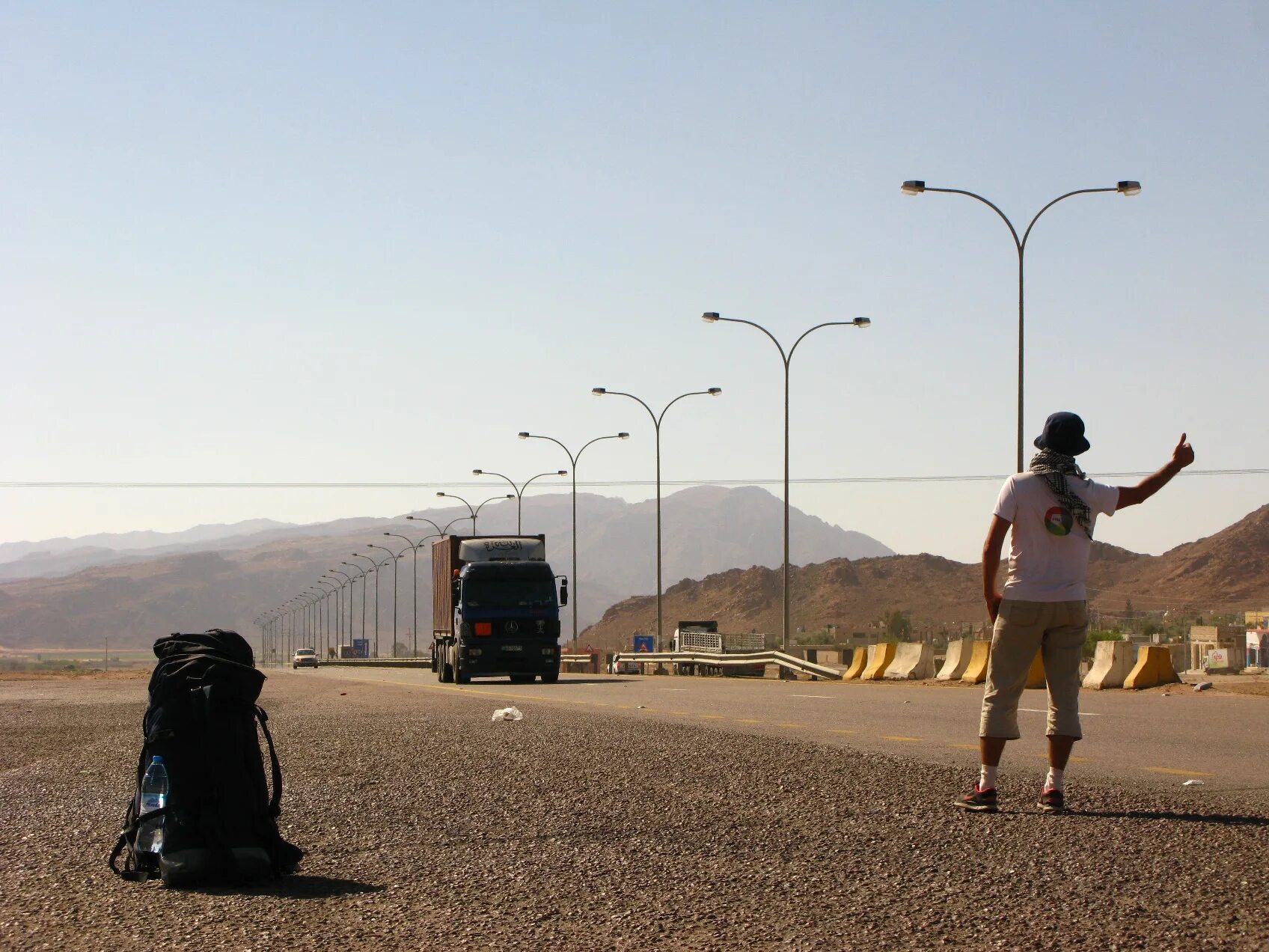 Дорога автостоп. Девушка на трассе с табличкой. Дикая фильм с риз уизерспун. Путешественник автостопом. Автостоп.