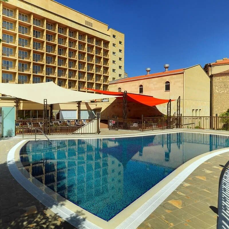 Ереван отель с бассейном. Отель Марриотт Армения. Отели Еревана Марриотт бассейн. Отель Marriott Ереван. Марриотт Ереван бассейн.