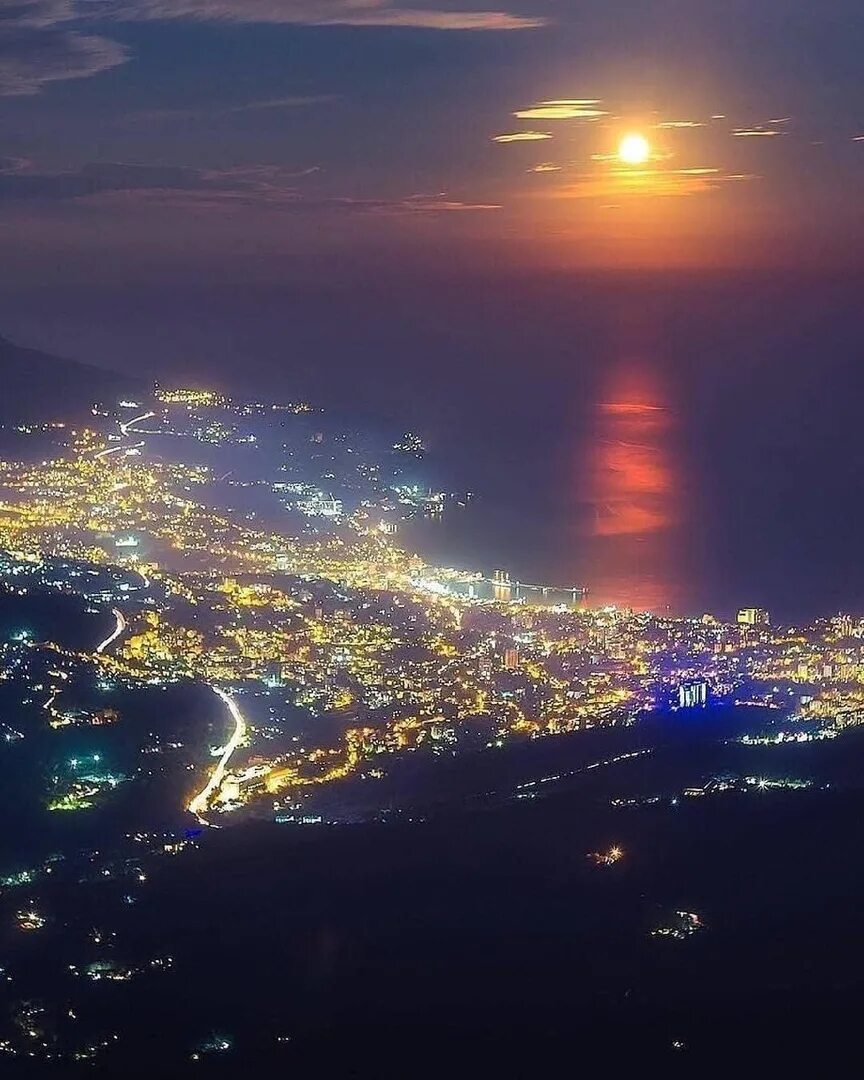 Красивый вид ночью. Ялта. Ялта город. Ночной город Ялта. Ялта город в Крыму.