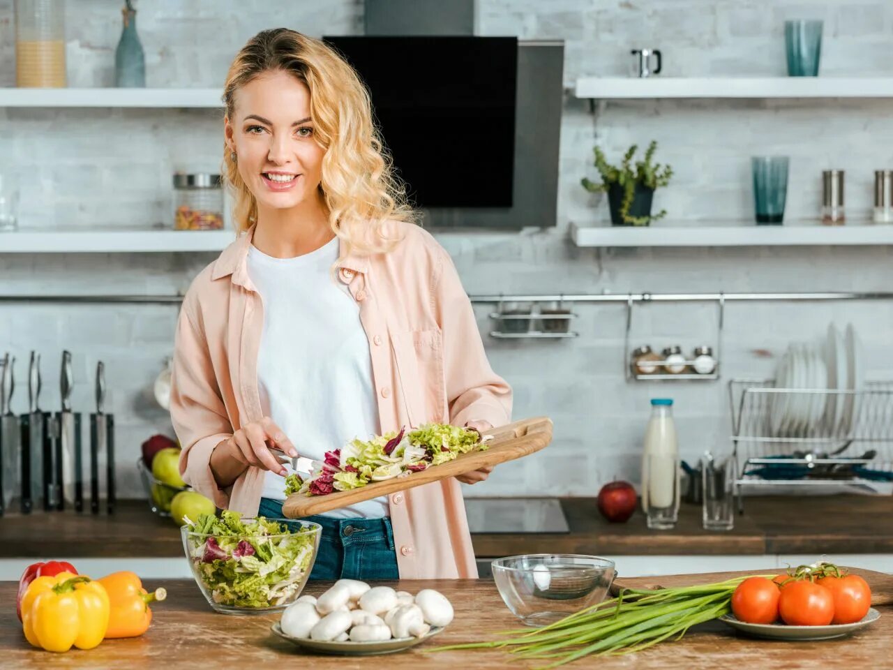 Молодые на кухонном столе. Фотосессия на кухне. Женщина на кухне. Фотосессия на кухне фото. Задумчивая девушка на кухне.