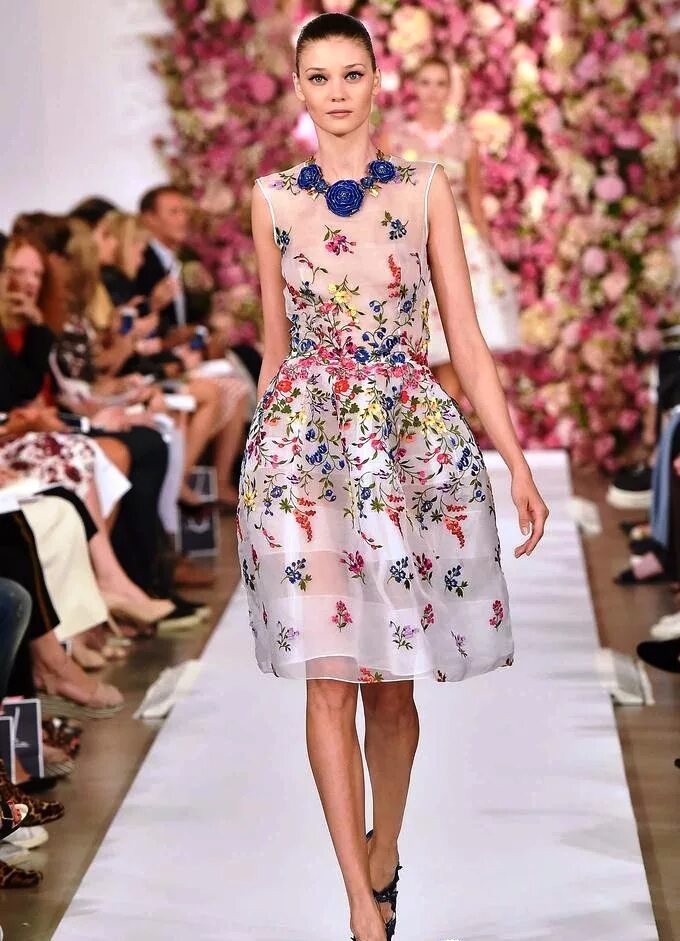 Какие платья модные летом 2025 года. Трендовые платья 2025 oscar de la renta. оскар де ла рента платья. оскар де ла рента коллекция 2025.