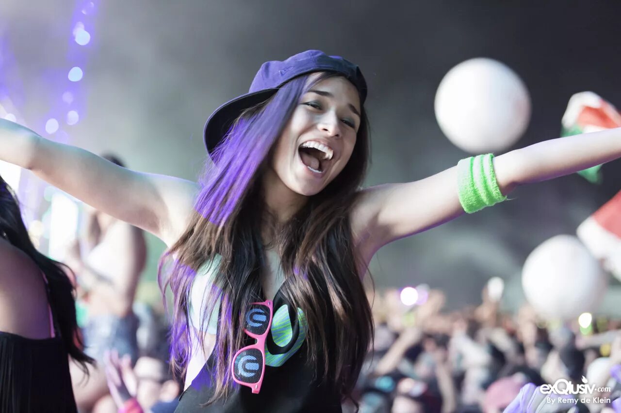 Is she come to the party. Клубные танцы. Клубные девушки. EDM девушки. Вечеринка Electro & House.