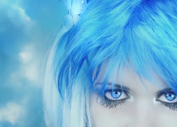 эвелон синие волосы. девочка с голубыми глазами. голубые девицы. дора певица с синими волосами. лиза бродская синие волосы.