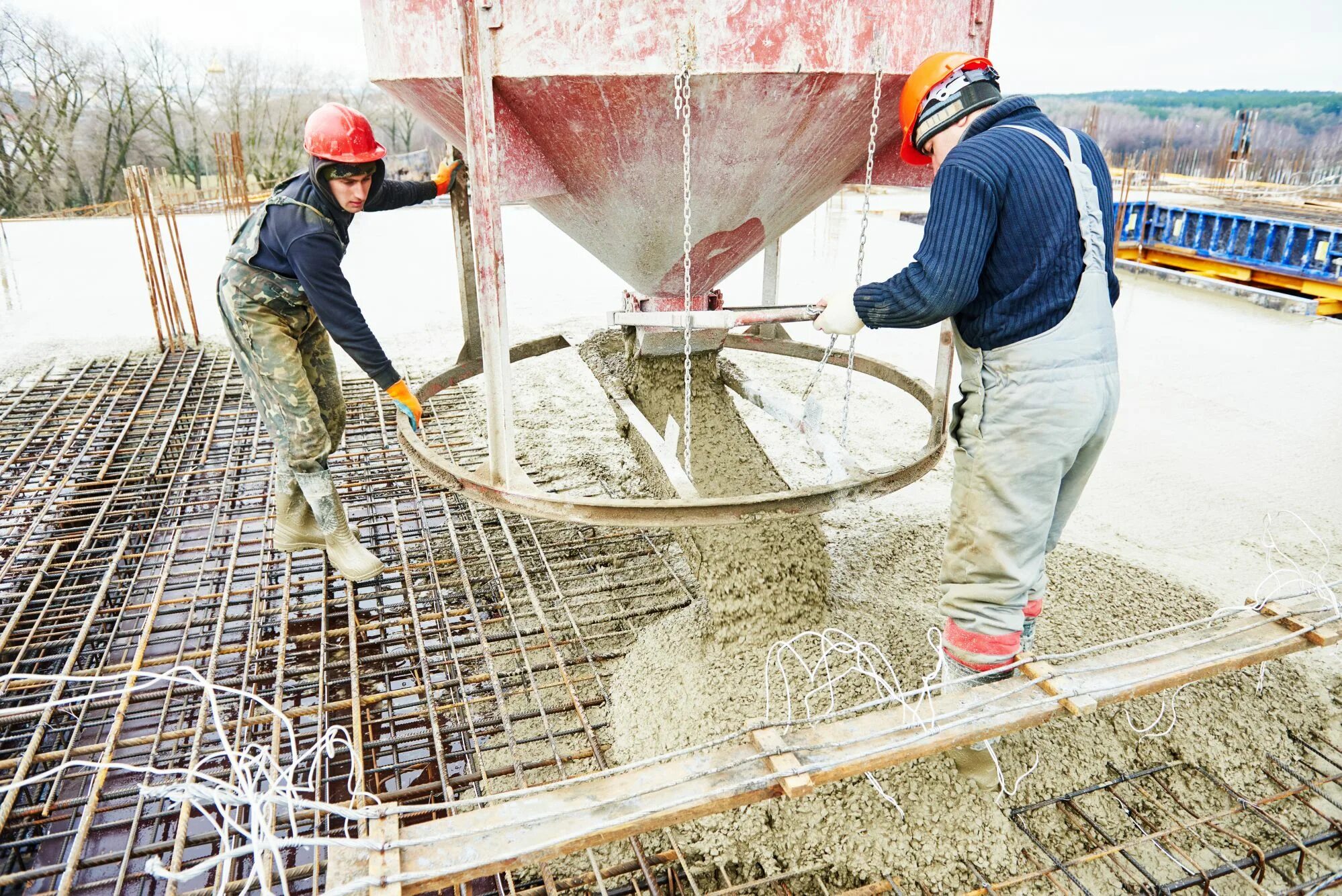 More concrete. Укладка бетона. Заливка бетона. Бетон конструкционный. Бетонная смесь.