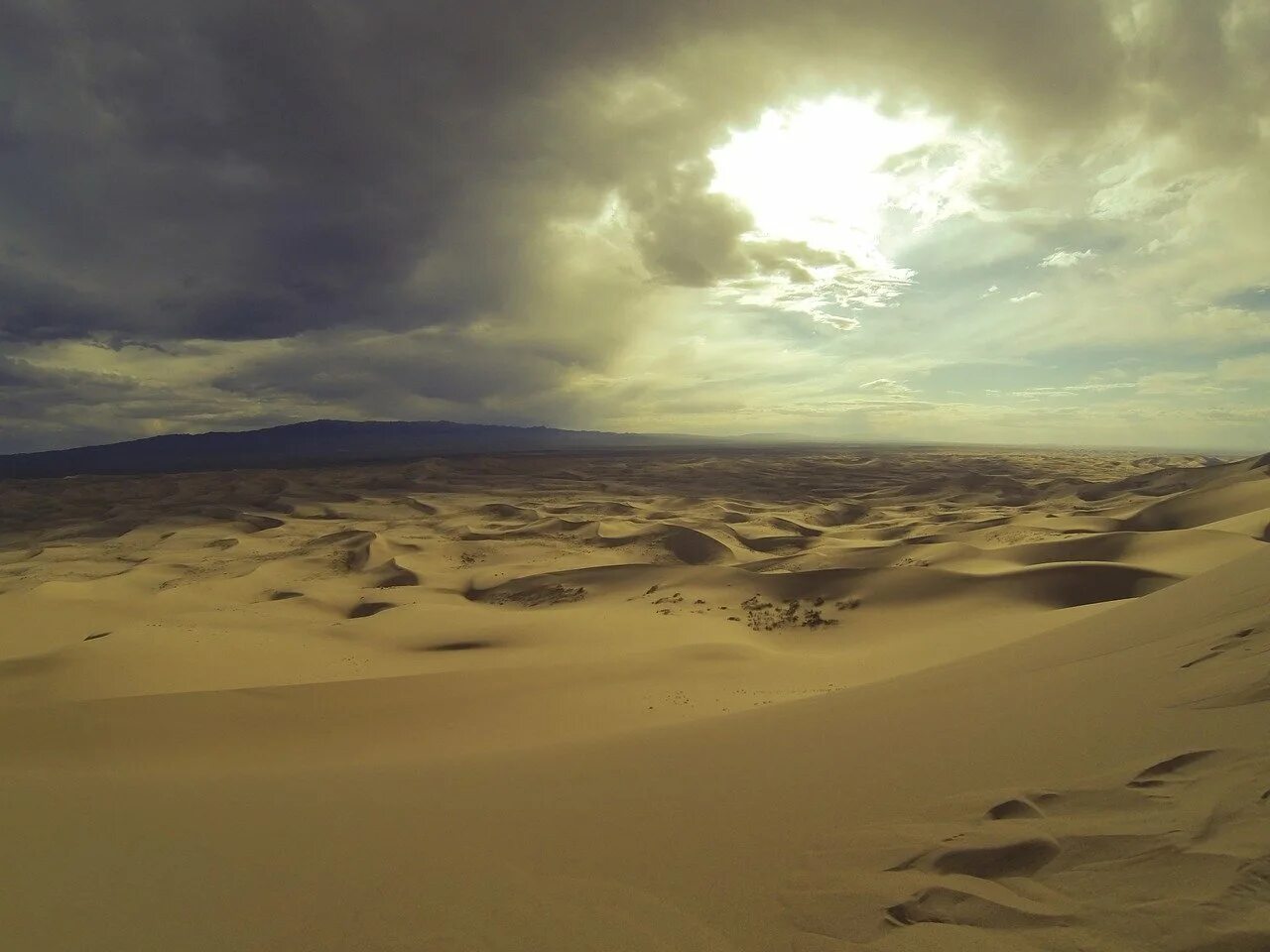 Гоби это пустыня. Монголия Гоби. Пески пустыни Гоби. Пустыня Гоби Евразия. Природа пустыни Гоби.