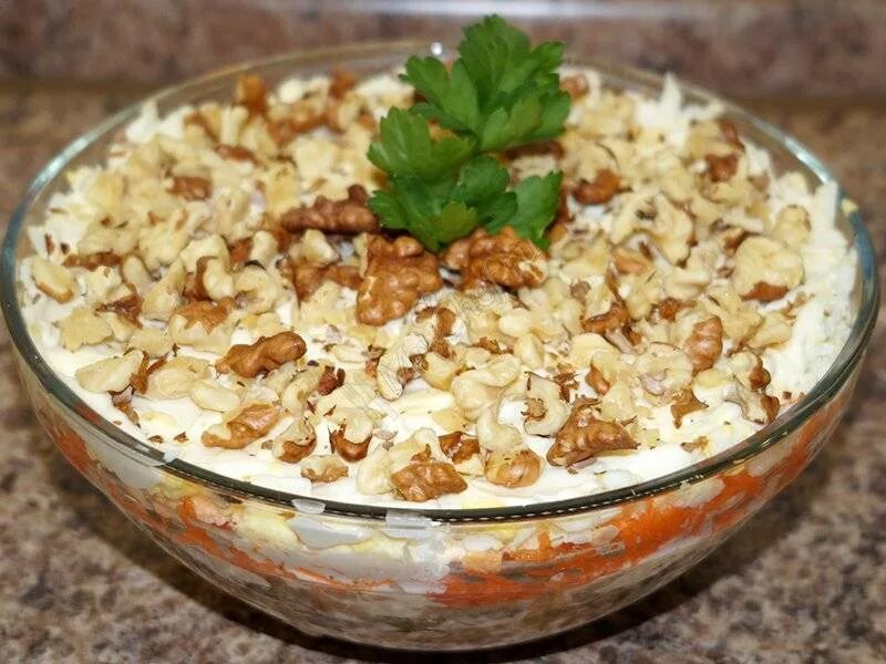 Куриный салат с грецкими орехами. Салат с курицей и черносливом слоеный. Рецепт салата с курицей грибами грецкими орехами. Салат с черносливом и грецким орехом. Салат с курицей грибами и грецкими орехами.