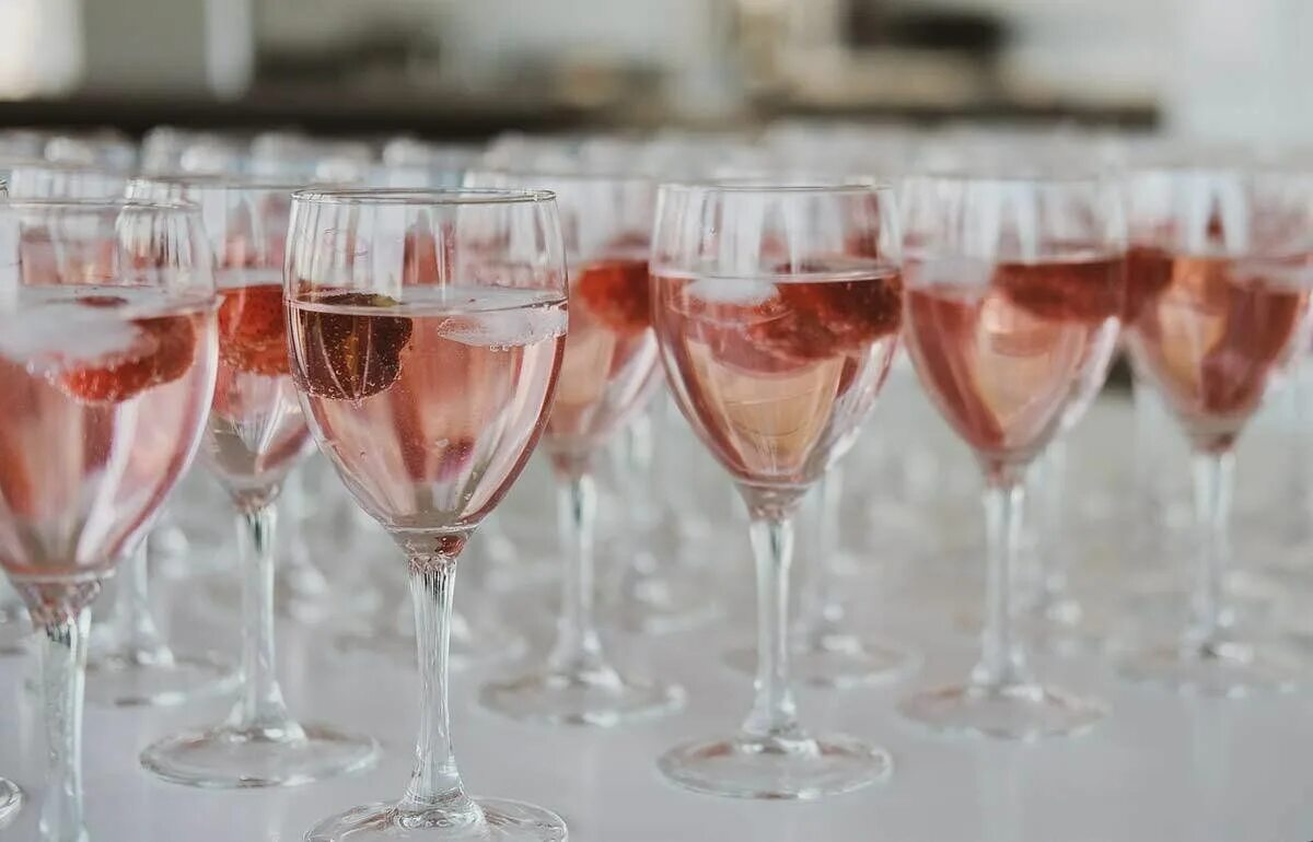 Вкус розового вина. Розовое вино. Розовое вино дегустация. Розовое вино в бокале. Дегустация розового вина.