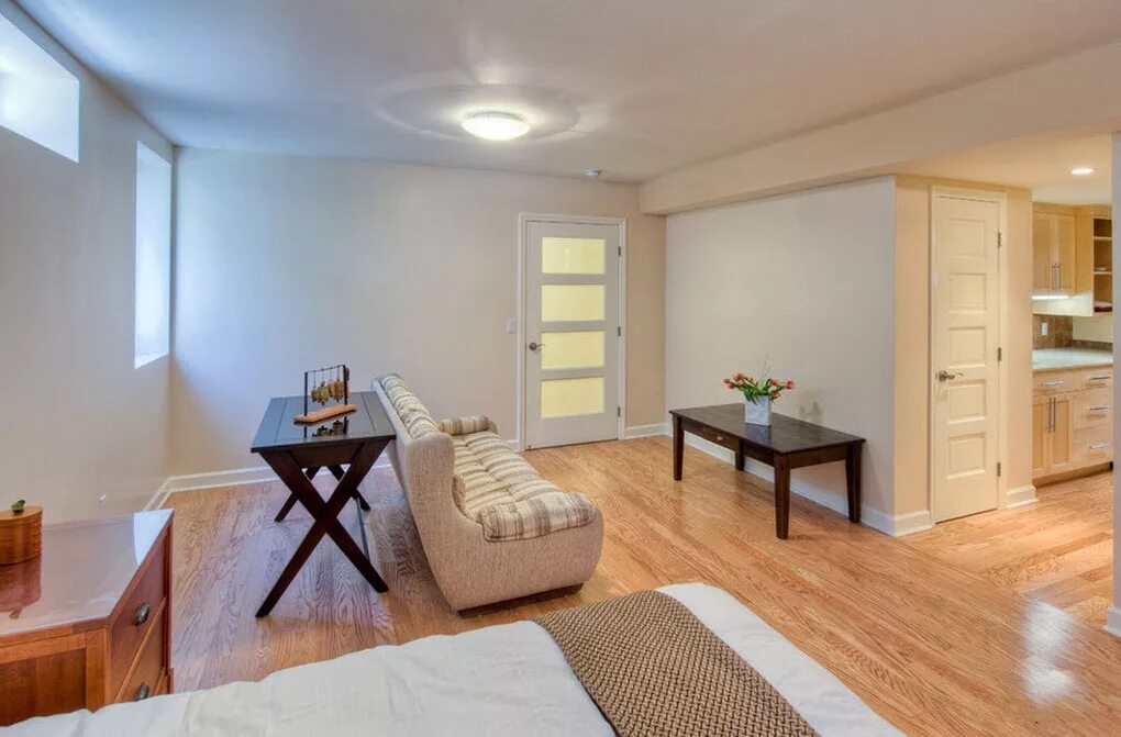 Ламинат quick step classic. Сочетание полов и стен в интерьере. Светлый пол в интерьере. Серый пол бежевые стены. Рыжий ламинат в интерьере гостиной.