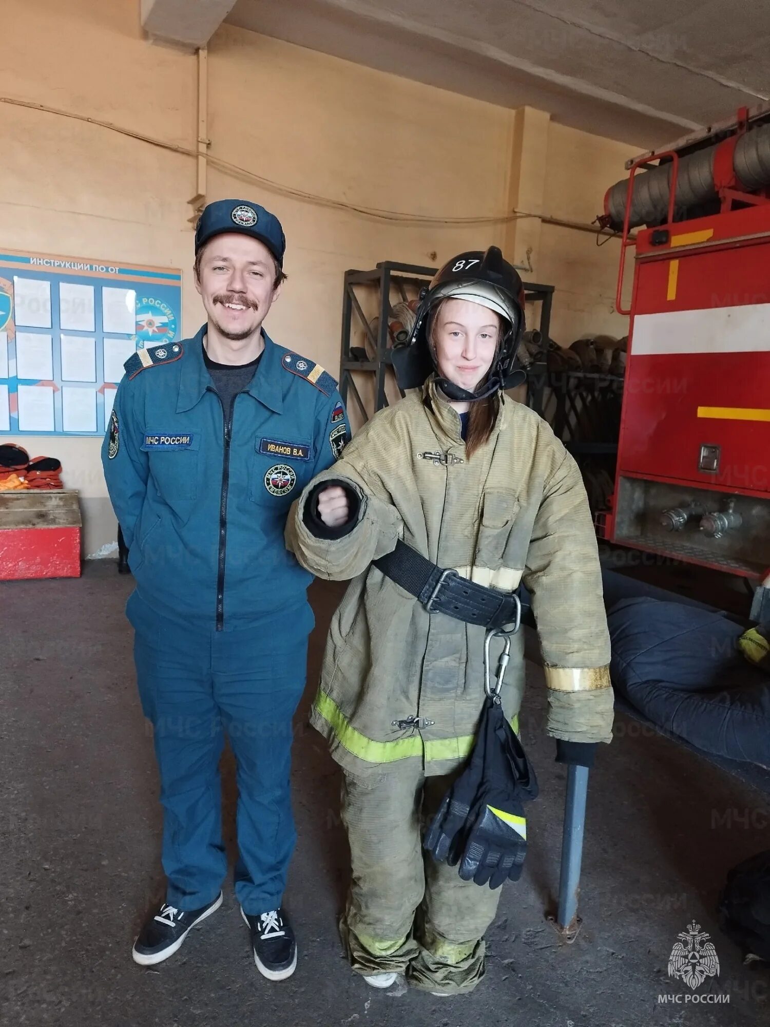 Одевание боевой одежды пожарного. Надевание боевой одежды пожарного видео. Надевание боевой одежды пожарного. Одевание боевки. Пожарный наряд в армии.