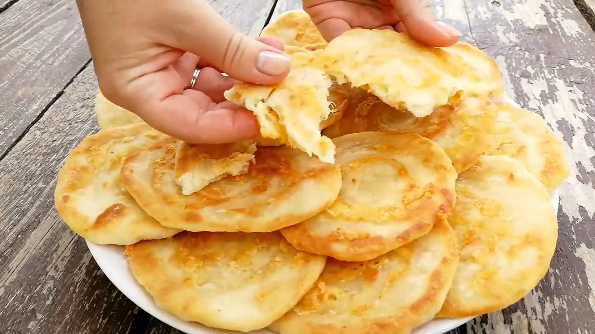 Лепешка пышная с сыром на сковороде. Алена митрофанова сырные лепешки. быстрые лепешки. сырная лепешка. сырные лепёшки на сковороде.