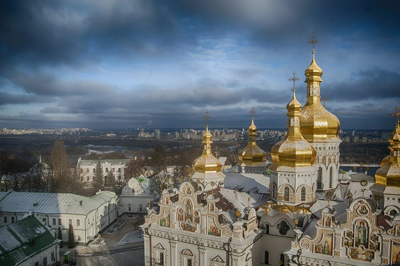 Златоглавая россия многоликая текст. Киево-Печерская Лавра. Киево Печерский монастырь зимой. Киево-Печерская Лавра в Киеве зима. Киево-Печерская Лавра зимой.