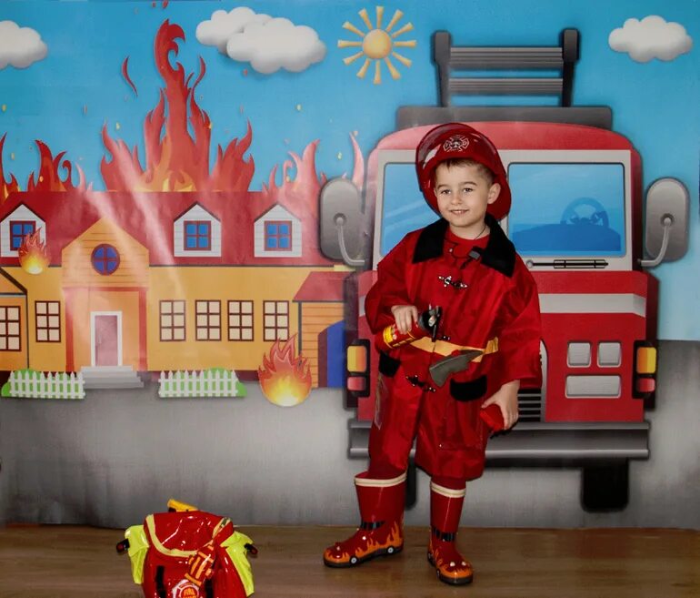 Пожарники в детском саду. Для детей. Пожарные. Пожарник для детей. Фотозона пожарный. Пожарный герой.