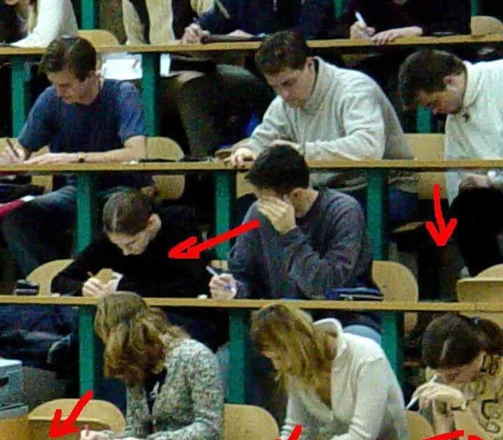 Беспалевно сидеть в телефоне на уроке. Списывает на уроке. списывает с телефона на уроке. списывание на экзамене. списал контрольную.