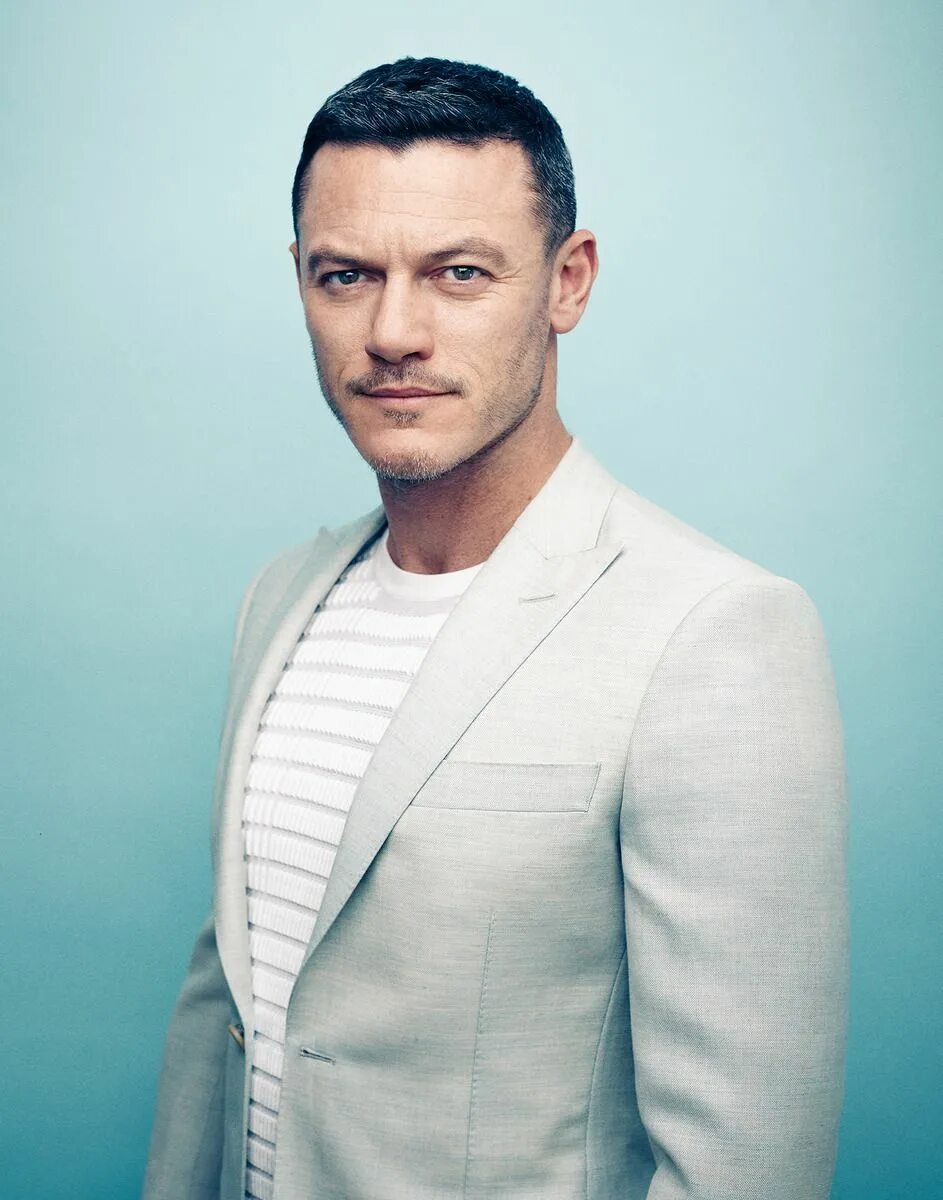 Luke evans. Люк Эванс. Люк Эванс Luke Evans. Люк Эванс в молодости. Люк Эванс 2015.