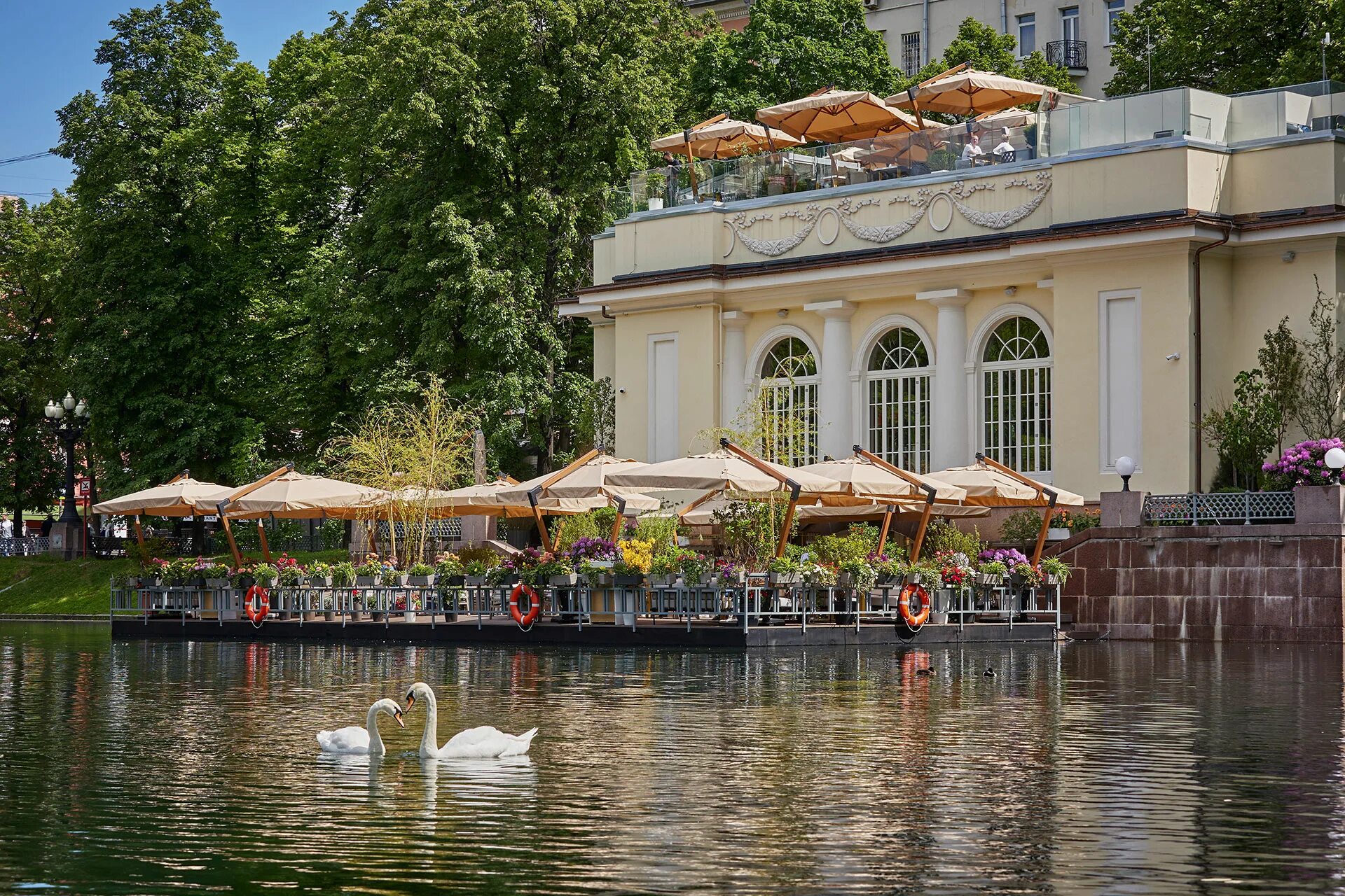 Ресторан на Патриарших прудах павильон. Ресторан Pavilion Москва Патриаршие пруды. Эрвин Патрики павильон пруд. Pavilion пруд Патрики ресторан. Патриаршие пруды камеди