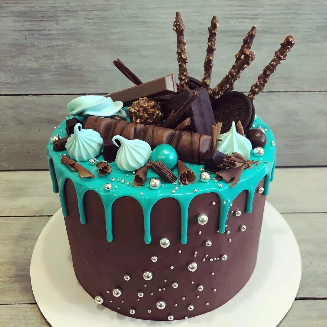 Оформление торта на день рождение мальчика. Украшение торта для мальчика. Декор торта на день рождения. Шоколадный торт на день рождения. Тортик с днем рождения.