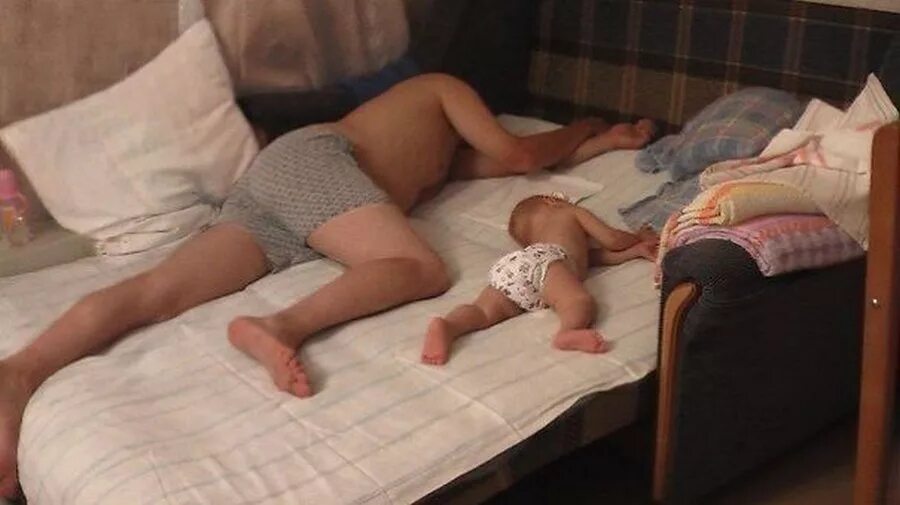 Отец и сын сон. Спящий папа и малыш. Спящие дети с папами. Папа с мамой ночь не спали