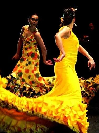 Танец жёлтых листьев восток. Девушка в желтом платье танцует. Восток. Танцы желт. Ведьма в желтом платье.