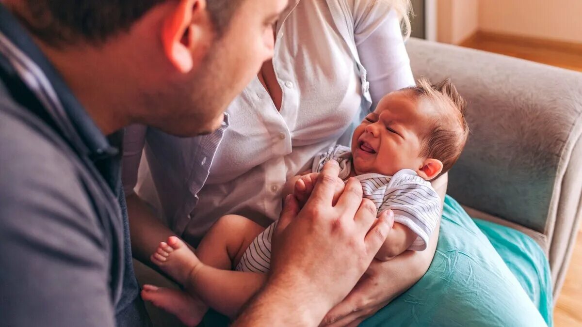 Звук успокоить ребенка. Родители и новорожденный ребенок. Родители с грудным ребенком. Самка успокаивает малыша. Родители с грудным ребенком картинки в круге.