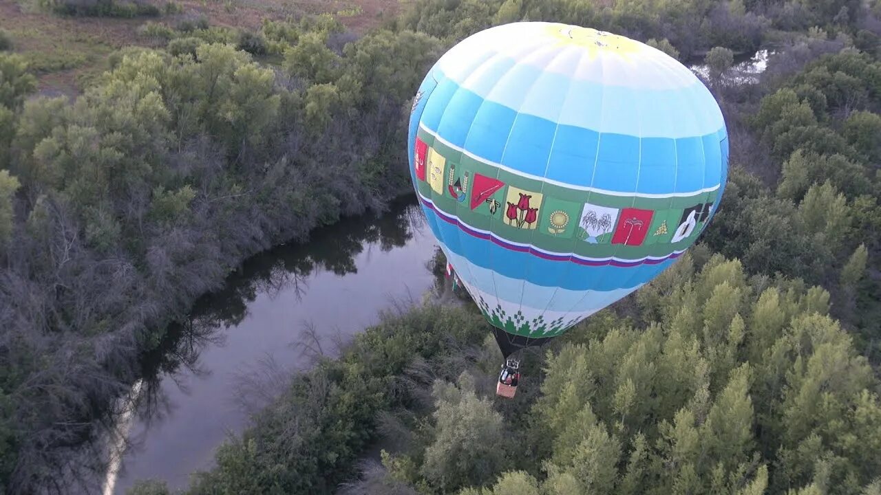 На воздушном шаре волгоград. Белая скала в Крыму фестиваль воздухоплавания. Воздушный шар. Фестиваль воздушных шаров. Полёты на воздушном шаре в Мостовском районе.