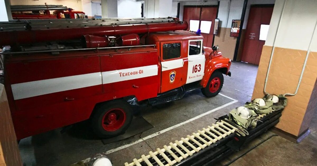 Гараж пожарного депо. Пожарная машина в гараже. Гараж пожарных автомобилей. Пожарная машина МЧС. Пожарное депо.