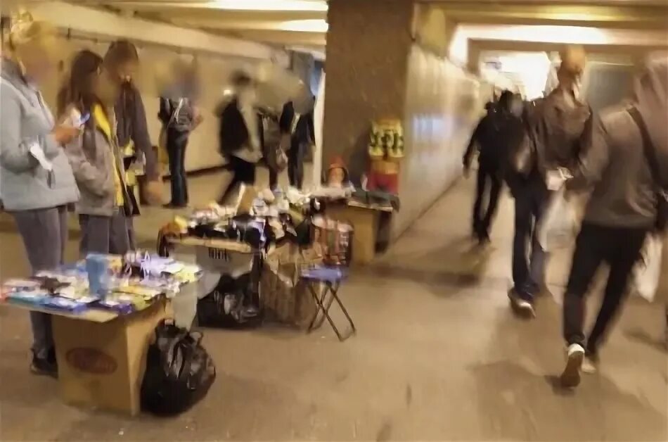 Что продавать в переходе. Купчино метро технологический институт. девушка в переходе купчино. метро купчино переходы. торгует телефонами в переходе.