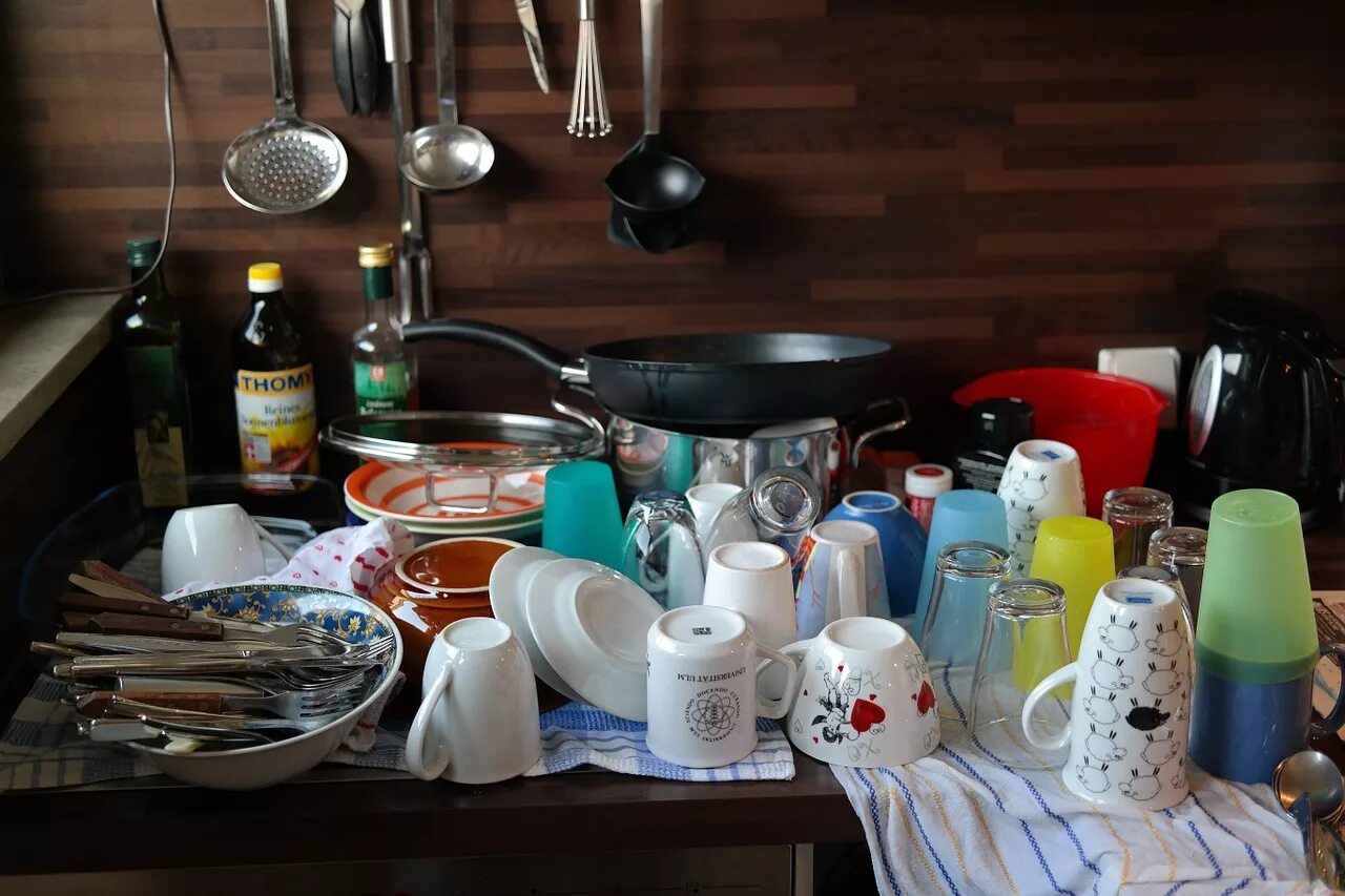 Кухонную посуду моют. Посуда для кухни. чистая посуда. гора посуды. помыть посуду.