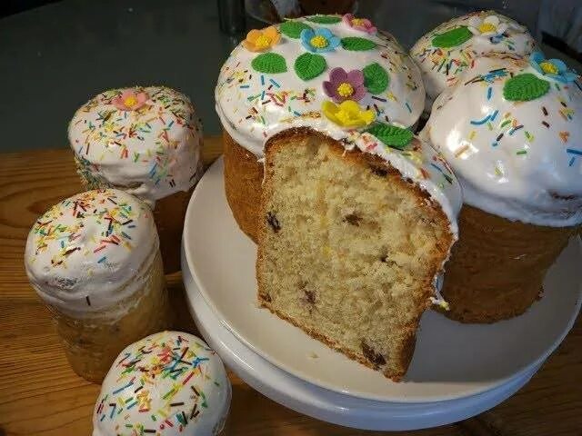 Нужно ли смазывать куличи. Кулич Пасхальный Данилов монастырь. Кулич на сметане. Творожный кулич. Творожный кулич на Пасху.