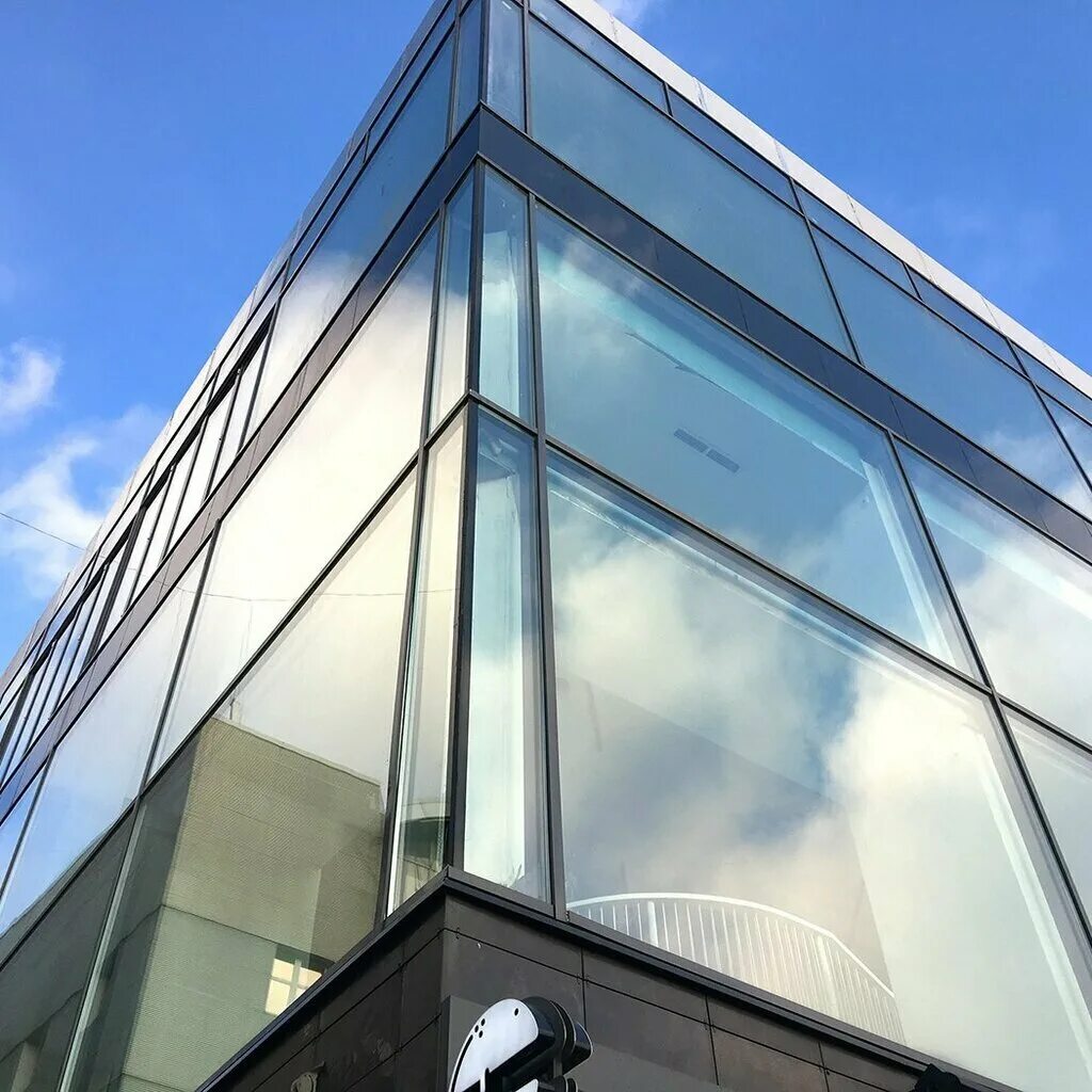 стоечно-ригельная система фасадного остекления. стеклянное здание. Glass construction. современные стеклянные здания. остекление фасадов зданий.