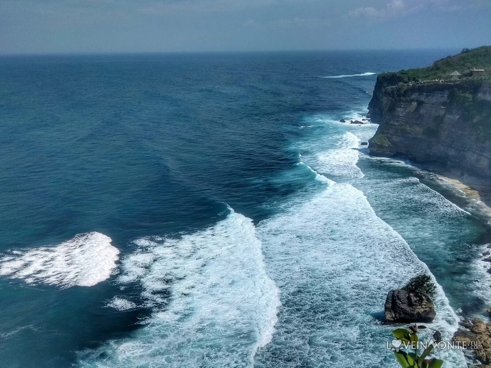 Бали океан. Храм Пура Лухур Улувату Бали. Бали Улувату волна. Пляж Улувату.