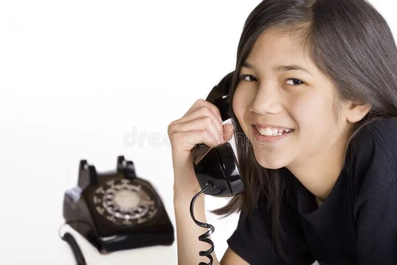 Под старым телефоном. Девушка с телефоном. Говорит по старому телефону. Девушка по старому телефону. Девушка говорит по старому телефону.