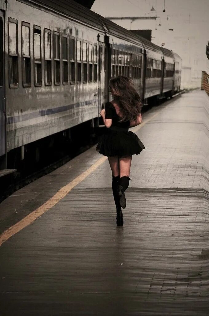Уезжать страдать. Девушка на вокзале. Девушка на перроне. Уходящий поезд. Девушка уезжает.